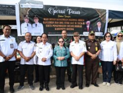 Ketua TP-PKK Sintang Hadiri Operasi Pasar HBKN Ramadhan dan Idul Fitri 1447 H di Pasar Masuka